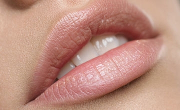 Des belles lèvres avec des injections d’acide hyaluronique
